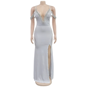 Détail d'une robe longue blanche avec décolleté en V et franges en strass argentés