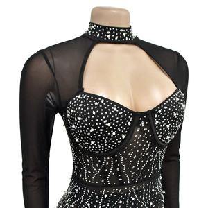 Détail de combinaison en résille avec perles blanches et strass sur bustier baleiné