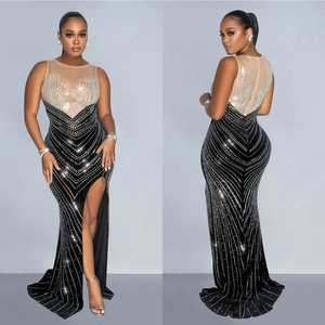 Robe de soirée noire élégante sans manches avec strass argentés et fente haute