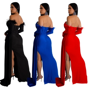 Abito da sera elegante con spalle scoperte, piume sulle maniche e spacco alto, tre colori
