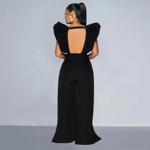 Détail d'une élégante combinaison noire à jambes larges avec manches volantées et dos nu chic