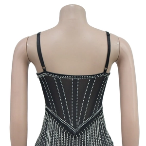 Détail de la robe en maille noire avec lignes de strass argentés et franges scintillantes