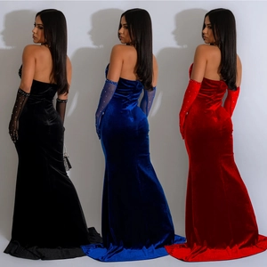 Robes de soirée en velours trois couleurs avec gants en strass et coupe sirène dos nu