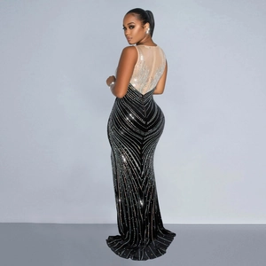 Détail du dos en mesh transparent et des motifs en strass étincelants sur la robe de soirée