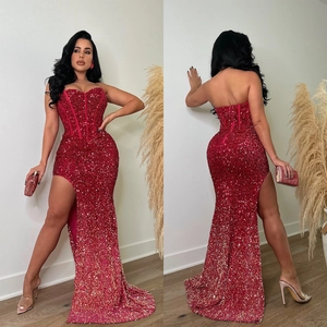Dettaglio dell'abito da sera rosso con paillettes sfumate, corsetto e spacco alto