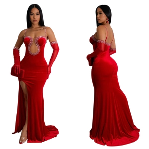 Détail de robe de soirée rouge avec strass, gants assortis et pochette élégante