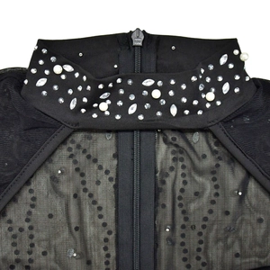 Détail d'un col haut en résille noire avec perles blanches et strass étincelants