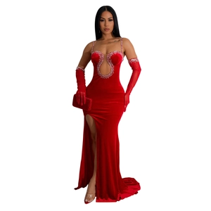 Détail d'une robe de soirée en velours rouge avec strass argentés et découpe en cœur