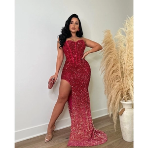 Dettaglio dell'abito da sera rosso con paillettes, schiena scoperta e spacco alto sexy