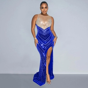 Détail de la robe moulante bleu marine avec strass argentés et fente latérale haute