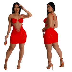 Détail de la mini robe rouge à paillettes avec empiècements en mesh et strass brillants