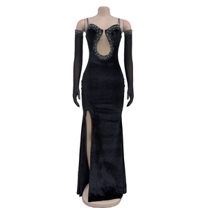Détail d'une robe de soirée en velours noir avec strass et découpe au niveau du buste