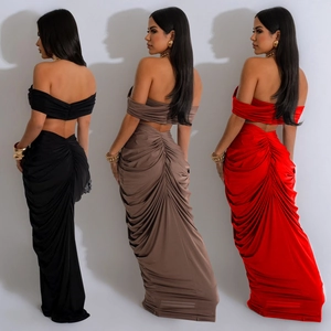 Detail eines gerafften zweiteiligen Sets mit rückenfreiem Crop-Top und Maxirock in Überlänge