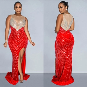 Robe de soirée rouge sans manches avec paillettes argentées, haut en mesh et fente haute