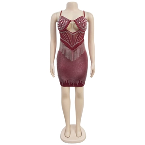 Détail d'une mini-robe rouge moulante avec des strass argentés et des franges de perles