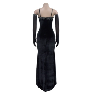 Détail du dos de la robe de soirée en velours noir avec strass et gants assortis