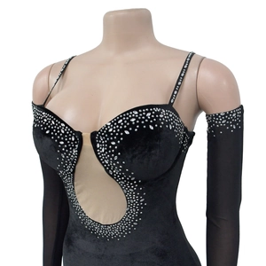 Détails d'une robe en velours noir avec strass argentés et empiècements en résille beige