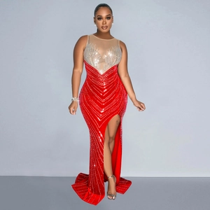 Détail de la robe rouge élégante avec des strass argentés et une fente haute