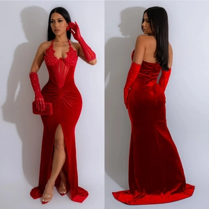 Robe longue en velours rouge avec haut en dentelle et fente haute, vues avant et arrière