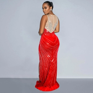 Détail de la robe rouge à paillettes avec dos en tulle transparent et strass argentés