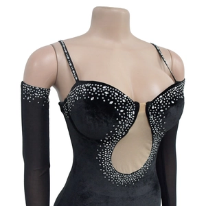 Détail de la robe en velours noir avec strass argentés et empiècements en résille
