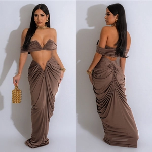 Zweiteiliges Damen-Maxirock-Set in Schokobraun mit trägerlosem Crop-Top und Raffung