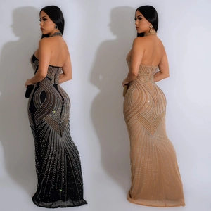 Détail de la robe longue dos nu en mesh avec motifs en strass noirs et champagne