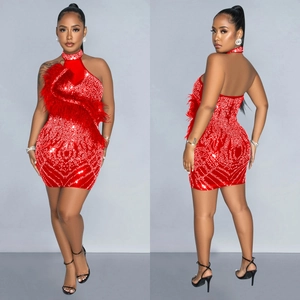 Robe courte rouge à paillettes avec plumes, dos nu et col licou pour femmes