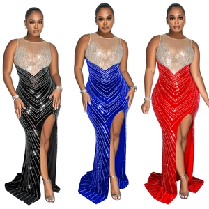 Détail de robes de soirée élégantes sans manches avec strass brillants et fente haute
