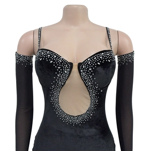 Détail de la robe en velours noir avec strass brillants et patchwork en tulle transparent
