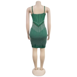 Détail de la robe corset mini verte avec embellissements verticaux en strass et perles