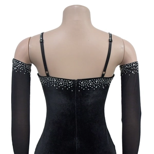 Détail de la robe en velours noir avec bordure en strass et fermeture éclair invisible