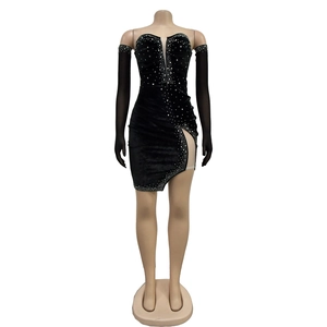 Dettaglio del vestito in velluto nero con strass argento e inserto a V trasparente