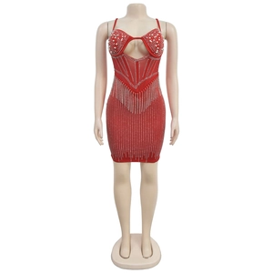 Détail de la robe moulante rouge en mesh avec franges en strass et style corset chic