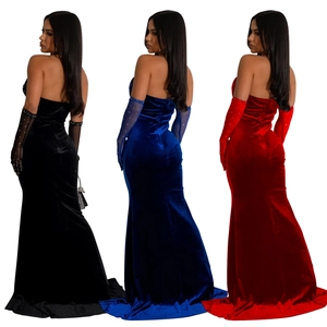 Robe de soirée licou en velours avec fente et gants assortis disponible en trois couleurs