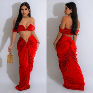 Rotes zweiteiliges Set aus trägerlosem Oberteil und Faltenrock in glänzender Satin-Optik
