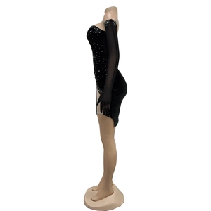 Dettaglio mini abito in velluto nero con strass scintillanti e guanti velati coordinati