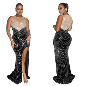 Détail d'une robe de soirée en velours noir avec strass argentés et empiècements en mesh