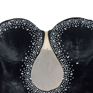 Détail d'un bustier en velours noir avec strass brillants et empiècement en résille