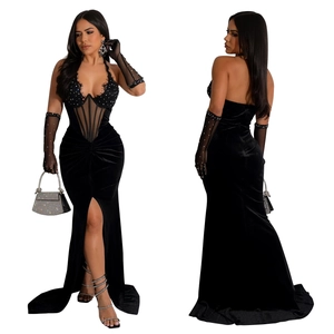 Détail de robe en velours noir avec corsage à paillettes et taille en mesh transparent