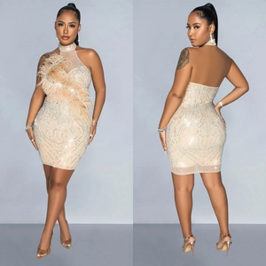 Robe courte dos nu chair avec strass scintillants et plumes élégantes pour soirée de gala