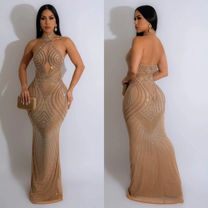 Robe longue élégante à col licou en mesh avec strass scintillants et motif géométrique
