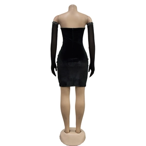 Dettaglio del mini abito in velluto nero con guanti coordinati e decorazioni in strass