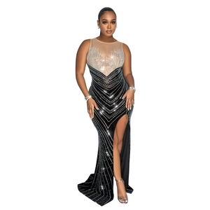 Détails de la robe de soirée noire élégante avec strass argentés brillants et fente haute