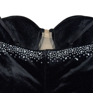 Détail du corsage de robe en velours noir avec strass scintillants et empiècement résille