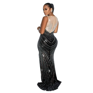 Détail d'une robe de soirée sirène noire avec dos en tulle transparent et strass argentés