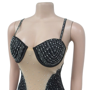 Détail de la robe de soirée avec strass argentés et empiècement en maille mesh