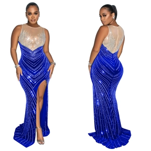 Vue détaillée de la robe de soirée bleu roi avec décolleté en mesh et strass argentés brillants