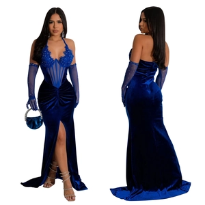 Détails d'une robe de soirée en velours bleu marine avec corset en dentelle et fente haute