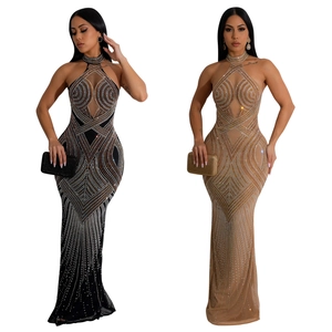 Détails du tulle et des strass géométriques sur la robe de soirée dos nu élégante